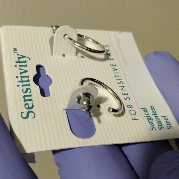 Women's Polished Silver-tone Small Open Hoop Design Earrings, 0.75-inch - Picture 4 of 5